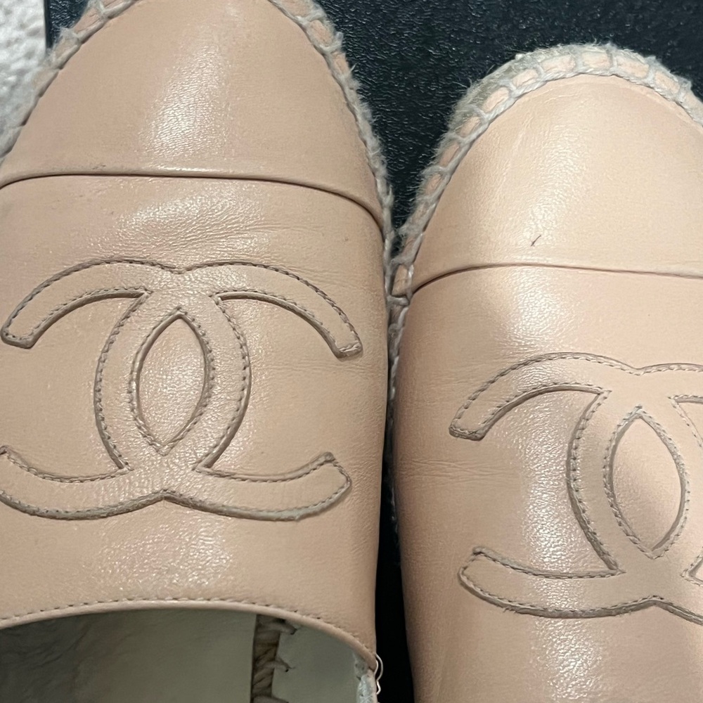 Chanel Tan Espadrilles Classic Style - Picture 2 of 16